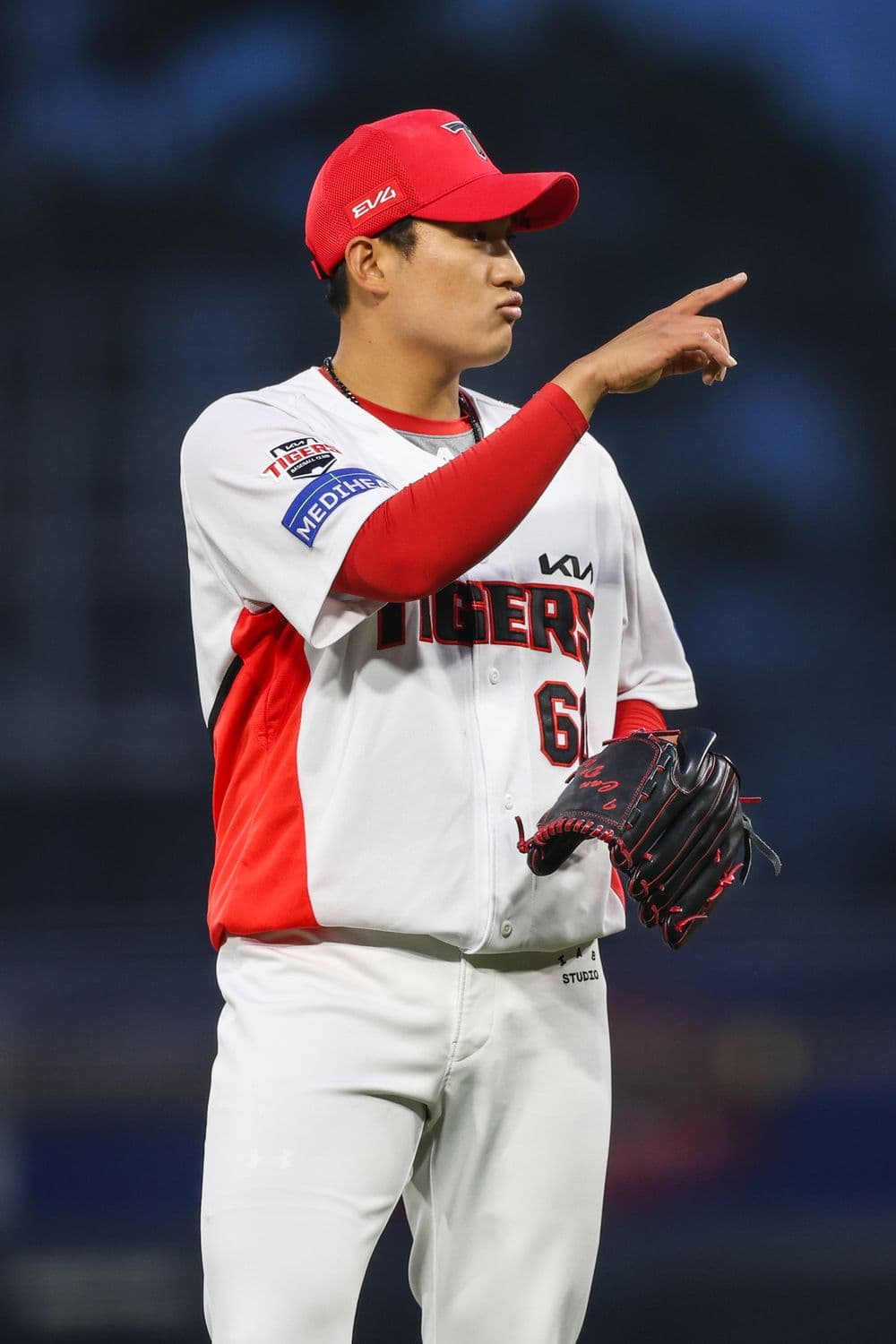 Why Manager Lee Bum-ho’s Bold Choice of Kim Do-hyun Changed KIA Tigers’ 2025 Season